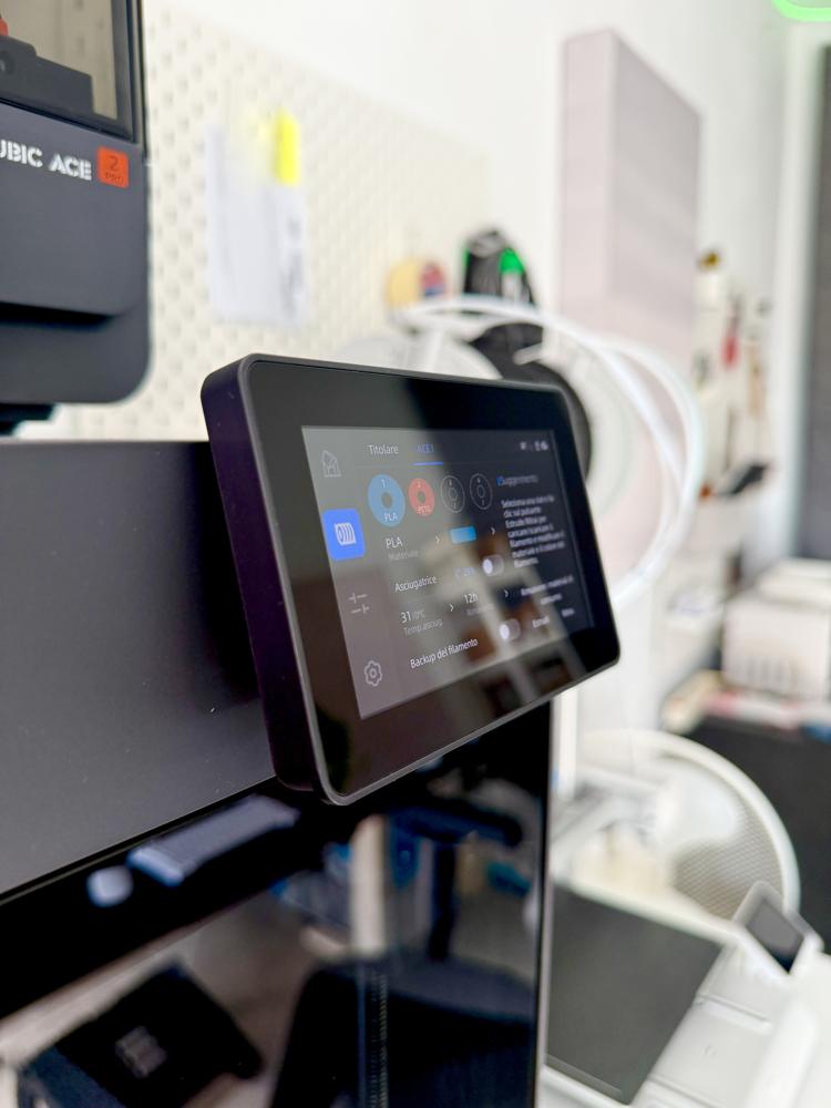 Schermo della stampante 3D con bobine PLA e PETG e ciclo di essiccazione del filamento attivo